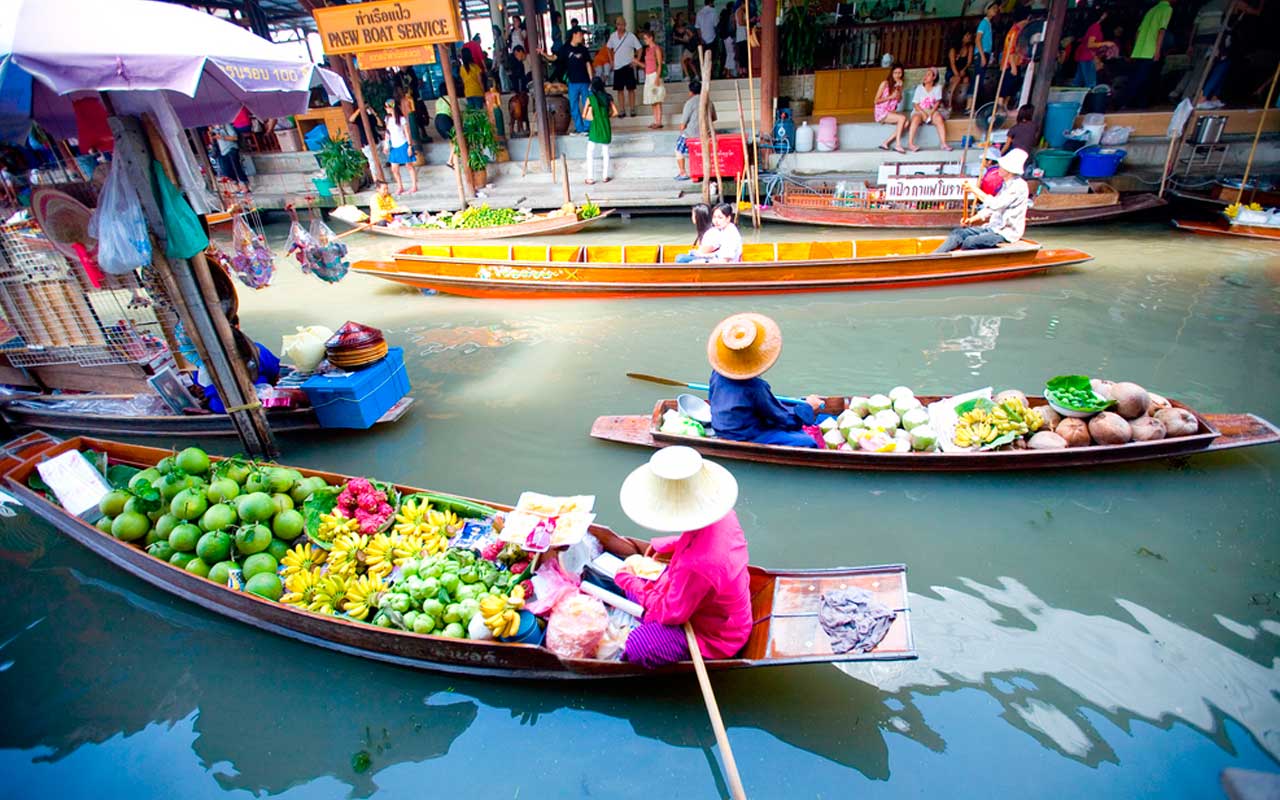 picture of floating markets, sellers on narrow boats exchanging goods